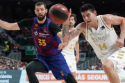 Mirotic, junto a Deck, en el Madrid-Barça de la Supercopa.-ACB PHOTO