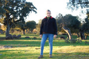 Teresa Rodríguez con sus animales en Gallegos de Argañán (Salamanca), en plena montanera.-E.M.