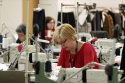 Trabajadoras en una empresa textil.-GUSTAU NACARINO