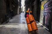 Repartidor de butano, en una calle de Barcelona.-Foto: JOAN PUIG