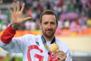 Bradley wiggins muestra el oro logrado en Río, el quinto en su palmarés olímpico.-AFP / ERIC FEFERBERG