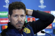 El entrenador del Atletico, Diego Pablo Simeone, durante la rueda de prensa de este martes en Rostov.-EFE / YURI KOCHETKOV