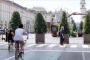 Empleados municipales colocan maceteros en las calles de Turín, como medida antiterrorista,el 24 de agosto-EFE / ALESSANDRO DI MARCO