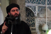 Abu Bakr al-Baghdadi se dirige a sus fieles en la mezquita de Al Nuri, en una imagen de vídeo propagandista del EI difundida el 5 de julio del 2014-AFP