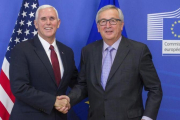 Juncker (derecha) y Mike Pence, vicepresidente de EEUU, en Bruselas, el 20 de febrero.-EFE / STEPHANIE LECOCQ