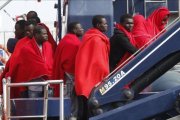 Varios inmigrantes a su llegada al puerto de Almeria tras ser rescatados por Salvamento Maritimo.-EFE / CARLOS BARBA