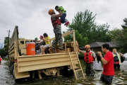 Equipos de socorristas fueron registrados este domingo al asistir a varias personas afectadas por las inundaciones, tras el paso de huracán Harvey, en Houston (Texas, EE.UU.).-EFE