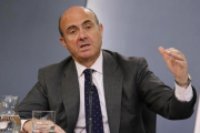 El ministro de Economía en funciones, Luis de Guindos, en rueda de prensa posterior al Consejo de Ministros.-JUAN MANUEL PRATS