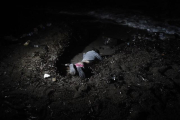 El cadáver del bebé ahogado que ha aparecido en una playa de Lesbos.-AFP / ARIS MESSINIS
