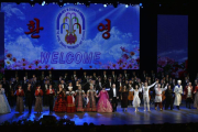 El grupo español, Noches de España, con el resto de delegaciones tras su actuación en un teatro de Pyongyang.-FRANCK ROBICHON / EFE