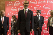 De izquierda a derecha, el presidente de Foment, Gay de Montellà; la vicepresidenta, Soraya Sáenz de Santamaría; el Rey; el 'president' Carles Puigdemont, y la delegada del Gobierno en Catalunya, María de los Llanos de Luna, este jueves, 17 de noviembre.-EFE / QUIQUE GARCIA