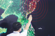 Un oficial de Corea del Sur apunta el epicentro del terremoto causado por el ensayo nuclear de Corea del Norte.-AFP