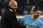 Guardiola felicita a Bernardo Silva, autor del gol del City ante el Chelsea.-REUTERS / ANDREW YATES