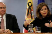 Fernández Díaz y Sáenz de Santamaríadurante  la rueda de prensa posterior al Consejo de Ministros de este viernes.-Foto: EFE