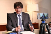 Puigdemont, contestando a preguntas de internautas.-JORDI BEDMAR PASCUAL