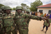Soldados kenianos llegan al lugar de la matanza.-Foto:   Ben Curtis / AP / BEN CURTIS