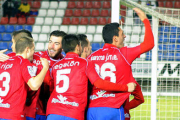 Los jugadores del Numancia celebran el gol anotado por Julio Álvarez. / Diego Mayor-