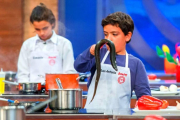 Juan Antonio, en Masterchef junior 5, con la anguila.-/ RTVE