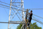 Un operario trabaja en el tendido eléctrico.-EL MUNDO