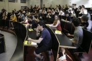 Universitarios durante una clase.-EL PERIÓDICO