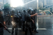 Agentes antidisturbios lanzan agua contra los manifestantes en la avenida Paulista, en Sao Paulo, este viernes.-AFP / GABRIEL SOARES