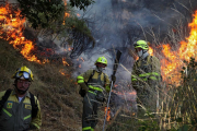 Miembros de un operativo durante un incendio en San Martín de la Falamosa (León) en 2015.-ICAL
