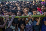Niños refugiados rohingya esperan recibir ayuda humanitaria en un asentamiento en Bangladés-AP / DAR YASIN
