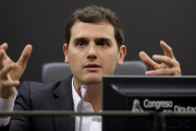 El líder de Ciudadanos, Albert Rivera, este viernes en rueda de prensa en el Congreso.-JOSÉ LUIS ROCA
