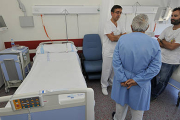 Habitación del hospital, en la planta de Urología, en una imagen tomada ayer al mediodía. / VALENTÍN GUISANDE-