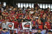 La afición del Numancia dio en el estadio de La Romareda otra lección de fidelidad hacia los colores rojillos.-Valentín Guisande