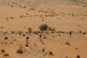Un momento de la prueba del Maratón de Sables por el desierto.-Foto: EL PERIÓDICO