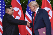 Kim Jong-un y Donald Trump tras firmar el acuerdo de Singapur el pasado 12 de junio. /-SUSAN WALSH