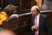 Fátima Báñez y Cristóbal Montoro, en un pleno del Congreso.-AGUSTÍN CATALÁN
