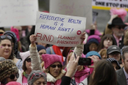 Defensores de Planned Parenthood en una manifestación en Sacramento, en 2017-RICH PEDRONCELLI (ASSOCIATED PRESS)