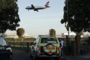 Policías patrullando cerca del aeropuerto de Heathrow, en Londres.-AP / MATT DUNHAM