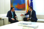 Rajoy, con el portavoz del PNV en el Congreso, Aitor Esteban, el pasado julio.-/ DAVID CASTRO