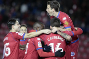 Los rojillos celebran el gol de Carlos Gutiérrez, ayer, en el césped de Los Pajaritos.-MARIO TEJEDOR