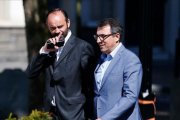 El primer ministro francés (izquierda), Edouard Philippe, y el hasta ahora alcalde de Le Havre, Luc Lemonnier.-CHARLY TRIBALLEAU (AFP)