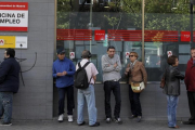 Parados en la entrada de una oficina de empleo de Madrid.-/ ANDRES KUDACKI