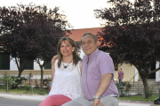 José Antonio y Nati junto al Hogar de la Barriada.-VALENTÍN GUISANDE