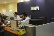 Empleados del BBVA en Soria, en una imagen de archivo. / VALENTÍN GUISANDE-