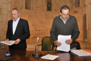 José Antonio de Miguel y Raúl Lozano recogen las firmas de apoyo de sus compañeros-V. G.