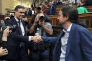 Pedro Sánchez y Pablo Iglesias se saludan en el Congreso, en junio del 2018.-J.J. GUILLÉN (EFE)