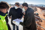 El alcalde y la concejala de Servicios Locales en las obras de la ronda del Duero, ayer. GONZALO MONTESEGURO