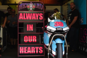 La moto de Luis Salom, en el box de su equipo, junto a la inscripción 'Siempre en nuestros corazones'.-AFP / JOSEP LAGO