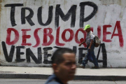 Pintadas callejeras en contra del bloqueo económico de los EEUU a Venezuela.-AP