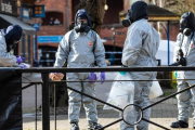 Agentes de la policía trabajan cerca del lugar donde se encontró al exespía Serguéi Skripal y a su hija Yulia tras el ataque con un agente nervioso en Salisbury (sur de Inglaterra).-/ GETTY IMAGES / JACK TAYLOR