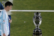 El delantero argentino Leo Messi mira cabizbajo la Copa América tras perder la final ante Chile en los penaltis.-SILVIA IZQUIERDO / AP