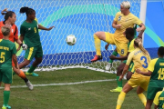 Nilla Fischer marca el gol del triunfo con la rodilla.-AFP / VANDERLEI ALMEIDA