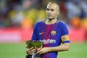 Iniesta, con el trofeo Joan Gamper.-AP / MANU FERNANDEZ